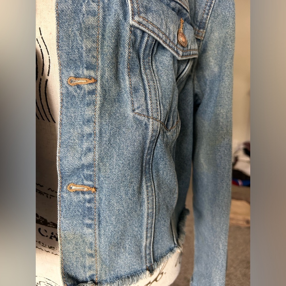 5/$25 Victoria’s Secret PINK distressed hem denim jean jacket size medium - Picture 3 of 12